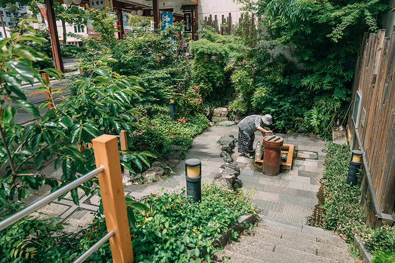 近隣住民が水を汲みにやってくる自噴水井戸